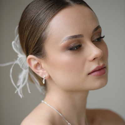 Gestyltes Model mit Brautmake-Up Nahaufnahme