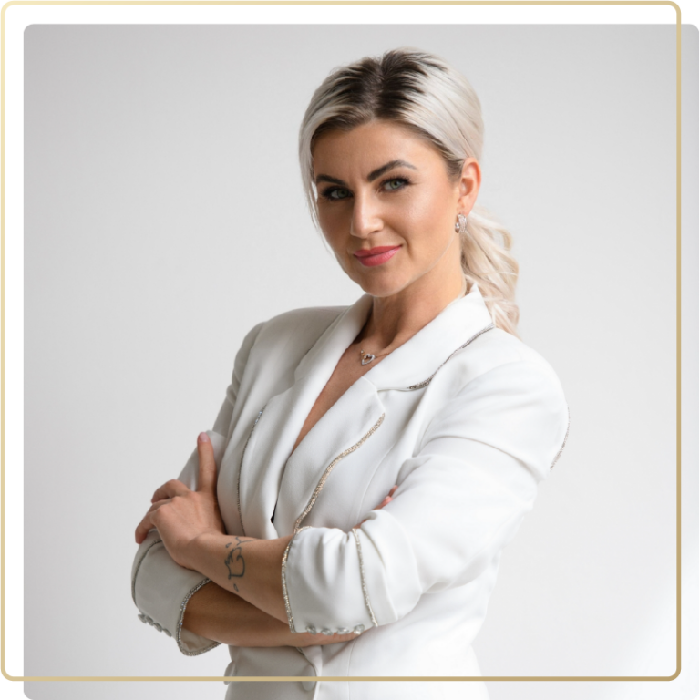Portraitfoto von Brautstylistin Tatjana im weißen Blazer